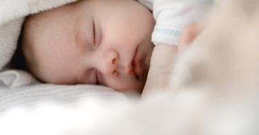 what should baby wear under sleepsack - info parenting